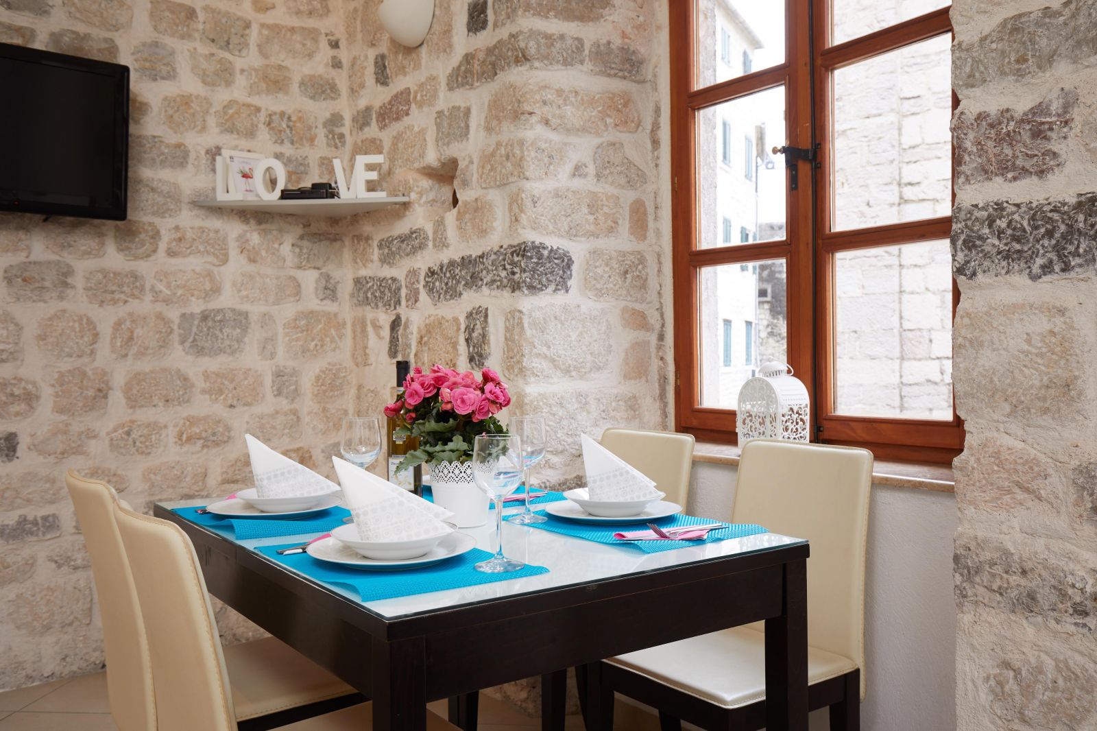 Kotor, Montenegro, dinning table2